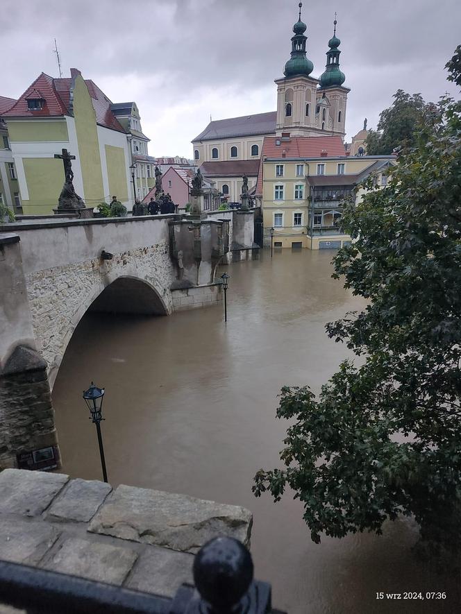 Krytyczna sytuacja w Kłodzku. "Okropnie leje, ulice i domy zalane, potrzebujemy pomocy"