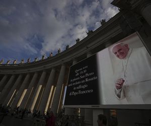 Hołdy na Placu Świętego Piotra.