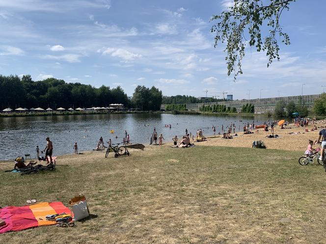 Piękna plaża w Katowicach i zakaz kąpieli w stawie