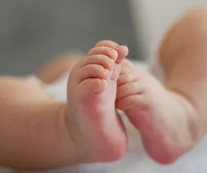 Koszmar w kępińskim szpitalu! Noworodek wypadł pod fotel podczas przecinania pępowiny