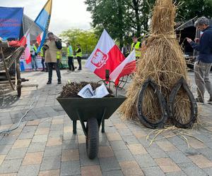 Rolnicy wjechali z gnojem na Europejski Kongres Gospodarczy w Katowicach. Protest przeciwko Zielonemu Ładowi