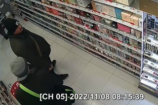 Rybnik: Ukradli perfumy o wartości 1600 zł. Policjanci szukają mężczyzn z nagrania