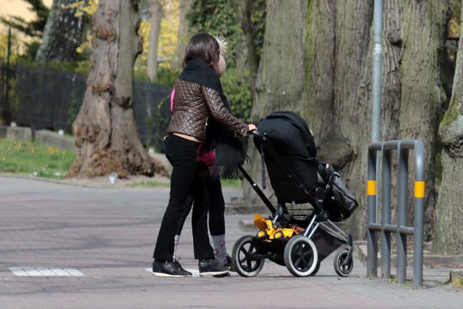 Marta Kaczyńska modna w dobie koronawirusa. Tak spaceruje z dziećmi [ZDJĘCIA]