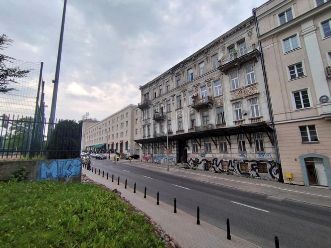 Ludzie usłyszeli huk, z okien buchnął pył. Runęła część zabytkowej kamienicy w Śródmieściu