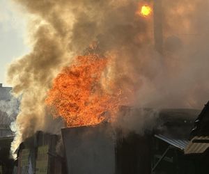 Pożar bazaru Różyckiego. Kłęby dymu nad historycznym targowiskiem