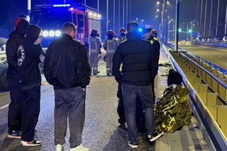 Sportowy mercedes warty 1,5 miliona roztrzaskany na moście Świętokrzyskim