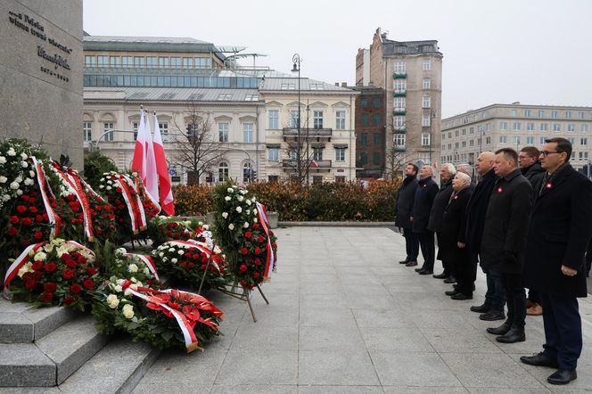 Jarosław Kaczyński wraz z delegacją PiS złożył wieńce przed pomnikami Ojców Niepodległości