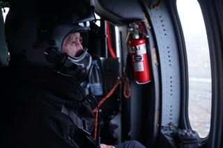 Policyjny Black Hawk z sercem na pokładzie leciał podczas wichury