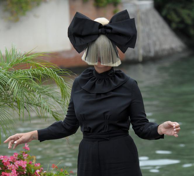 Sia - fryzura na Fesiwalu Filmowym w Wenecji