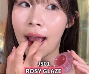 Nie żyje influencerka, która jadła kosmetyki. Miała tylko 24 lata