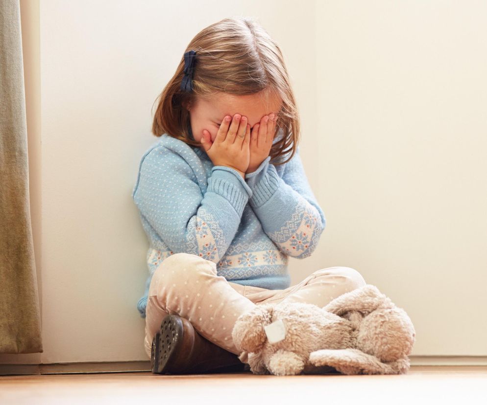 smutna dziewczynka