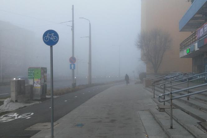 Gęsta mgła we Wrocławiu. Uważajcie, widoczność jest ograniczona!