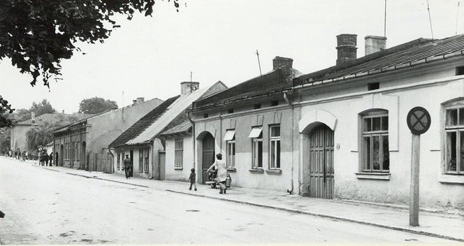 Busko Zdrój ul. Bohaterów Warszawy (Pińczowska) w kierunku rynku, fot. Bogusław Paprocki 1975 r.