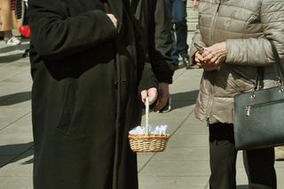 Jarosław Kaczyński ze skromnym koszyczkiem 
