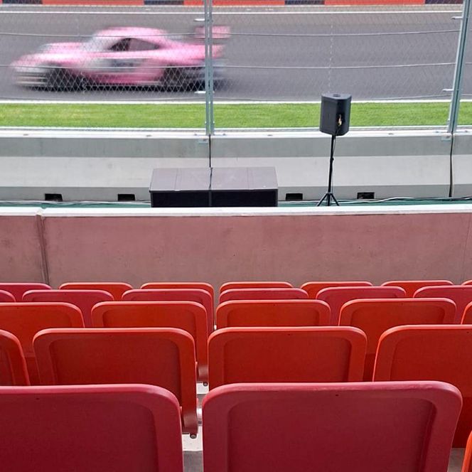 Krzesełka z Polski na stadionach i torach F1 na świecie