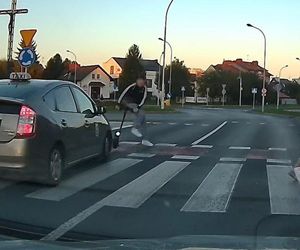 O krok od tragedii na przejściu na pieszych w Rzeszowie. Mężczyzna na hulajnodze uciekł przed samochodem