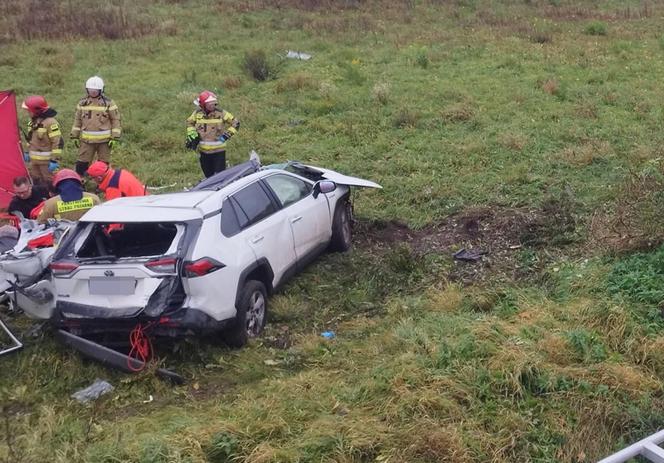 Śmiertelny wypadek pod Zgierzem! 34-latka leżała poza pojazdem 