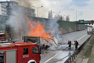 Wypadek na S8 w Warszawie. Ciężarówka w płomieniach. Aktualizacja   [ZDJĘCIA]