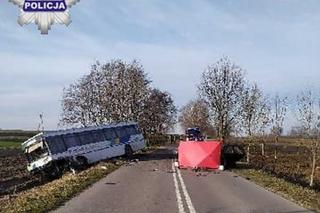  Osobówka huknęła w autobus. Jedna osoba nie żyje, 5 osób rannych, wśród nich dzieci
