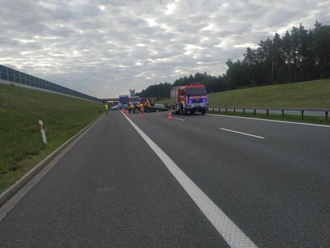 Szczepanów. Wypadek na autostradzie A4. Dachował samochód osobowy 