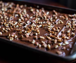 Zalej biszkopty domowym budyniem i wstaw do lodówki. Genialne ciasto czekoladowe bez pieczenia zachwyca  