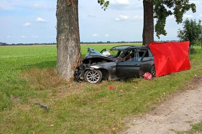 Tragedia na prostej drodze pod Śremem! Zginął 27-latek pasażer