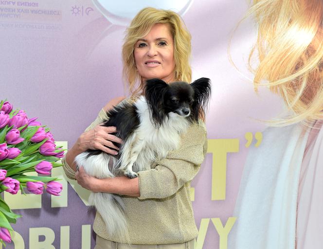 Rzucił Kasprzyk na kolana. Ewa Kasprzyk z pieskiem Shakirą