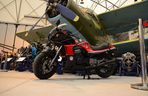 To nie lada gratka dla miłośników filmu „Top Gun”. Do Muzeum Sił Powietrznych w Dęblinie trafił motocykl KAWASAKI GPz 900R NINJA, na którym w tym kultowym filmie jeździł Tom Cruise!