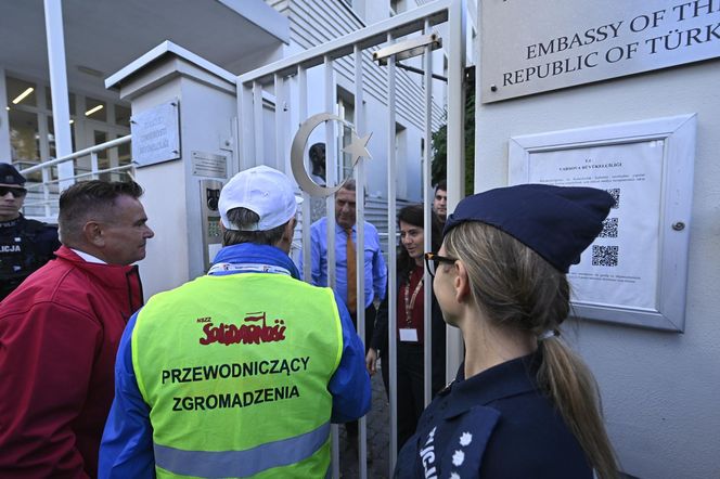 Protest pracowników pod ambasadą Turcji