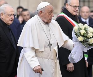 Wybiegł z tłumu prosto na papieża i próbował go zaatakować! Błyskawiczna interwencja