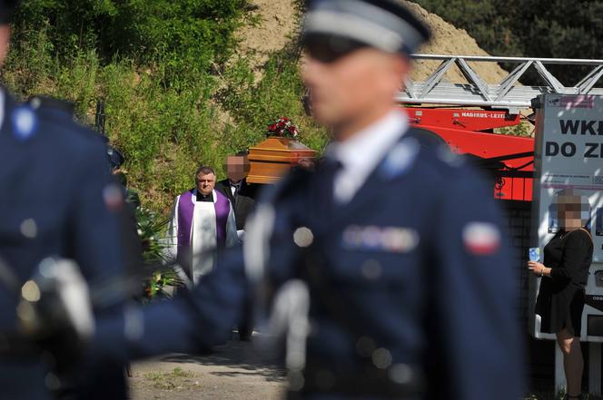 Policjant Arkadiusz zginął tragicznie.  Przez huk salwy na pogrzebie przedarł się łamiący serce szloch