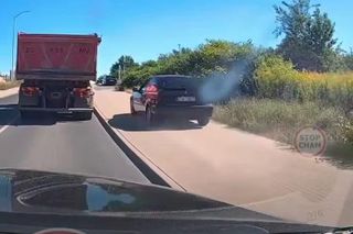 Spieszyło mu się, więc zrobił coś głupiego. Szaleniec w BMW pędził chodnikiem!