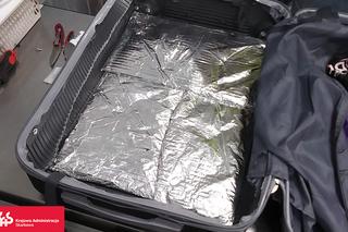 Warszawa. 4 kg heroiny ukryte w dnie walizki