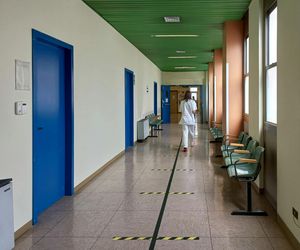 Śmierć kobiety na szpitalnym korytarzu. Prokuratura oskarża pielęgniarkę