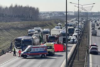 Zderzenie busa z cysterną. Ekspresówka całkowicie zablokowana