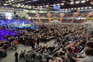 31. urodziny Radia Maryja. Tłumy wiernych w toruńskiej hali sportowej czeka na ojca Rydzyka