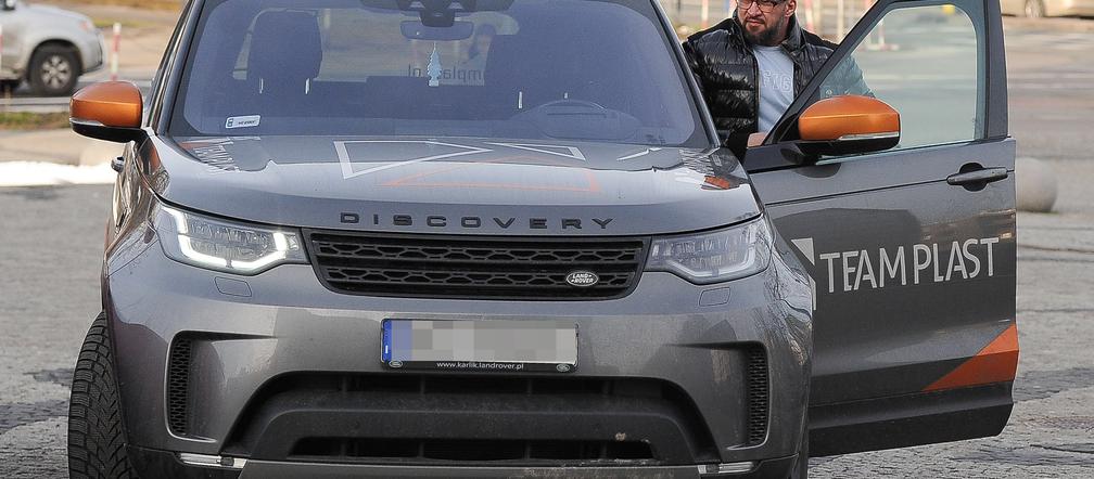 Tomasz Oświeciński jeździ Land Roverem Discovery