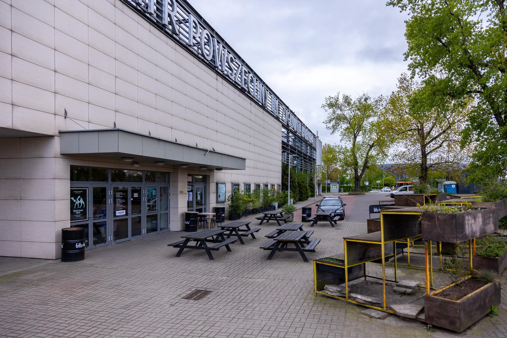 Teatr Powszechny w Warszawie (w tle budynek Pepsi, przeznaczony do rozbiórki) 