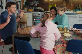 M jak miłość odc. 1726. Szymek (Staś Szczypiński), Iza (Adriana Kalska), Marcin (Mikołaj Roznerski), Maja (Laura Jankowska)