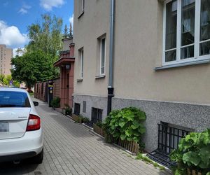 Mieszkanka Mokotowa musi zapłacić karę za posadzenie kwiatów. Kwota powala na kolana! Urząd mówi jasno