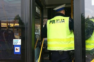Policjanci uratowali cukrzyczkę. Jeździła nieprzytomna autobusem. Nikt nie pomógł