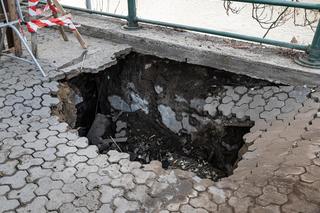 Sam naprawił chodnik w Gnieźnie. Zrobił to, bo zapomniało o tym miasto