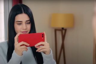 Ege śledzi Melis i dla zmyłki proponuje jej natychmiastowy ślub.