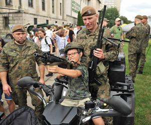 Armaty zagrzmiały w Warszawie. Obchody święta Wojska Polskiego