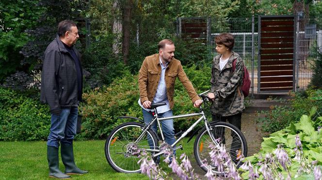 Barwy szczęścia odc. 1952. Zdzisio (Zbigniew Buczkowski), Kazik (Grzegorz Mielczarek), Filip Lisicki (Kuba Dyniewicz)