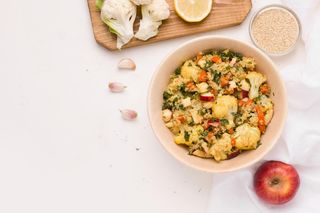 Sycąca sałatka z ryżem i kalafiorem. Zachwyć się bogactwem aromatów