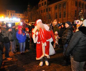 Toruński Jarmark Bożonarodzeniowy 2024. Zdjęcia z pierwszego dnia. Tak wyglądała parada ze św. Mikołajem