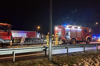 Tragedia na drodze pod Skurowem. Cztery rozbite auta, jedno na boku. Są ranni