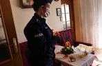 Policjanci z Ostródy pomagają żonie bohatera wojennego