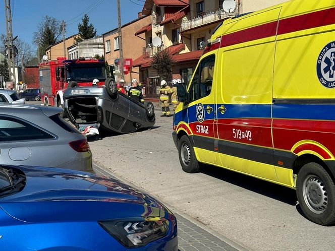 Emeryt wjechał w kobietę, która wsadzała dzieci do samochodu. Koszmarny wypadek pod Warszawą 